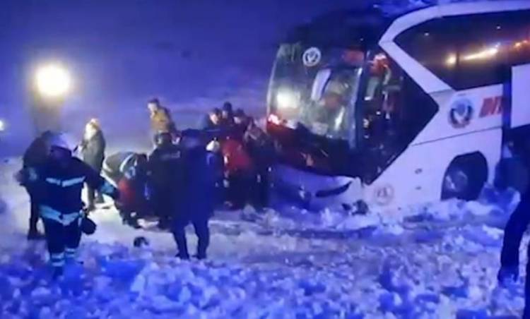 Diyarbakır'da yolcu otobüsü kaza yaptı: 30 kişi yaralandı