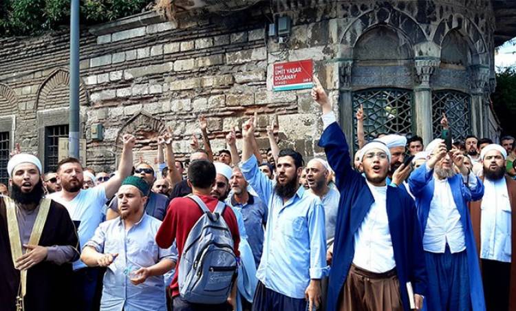 İstanbul Üniversitesi  öğrencileri AKP’li, MHP’li ve İslamcı gruplar tarafından hedef gösterildi