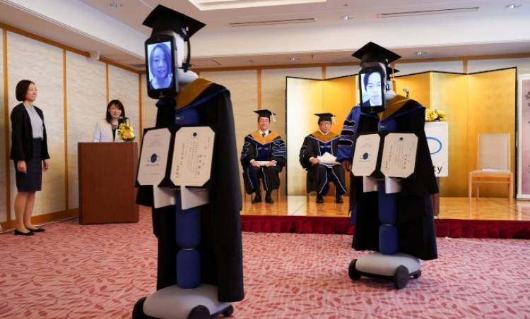 Japonya'da, öğrenciler yerine robotlar diploma aldı